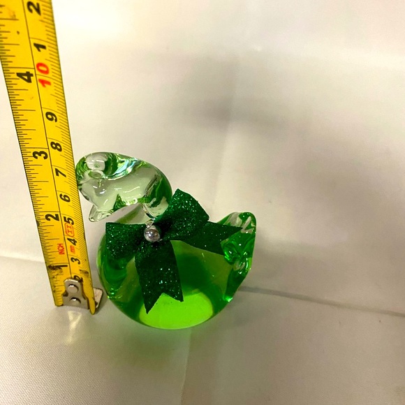 Glass Art Swan Paper weight with Green glitter bow - Picture 6 of 6